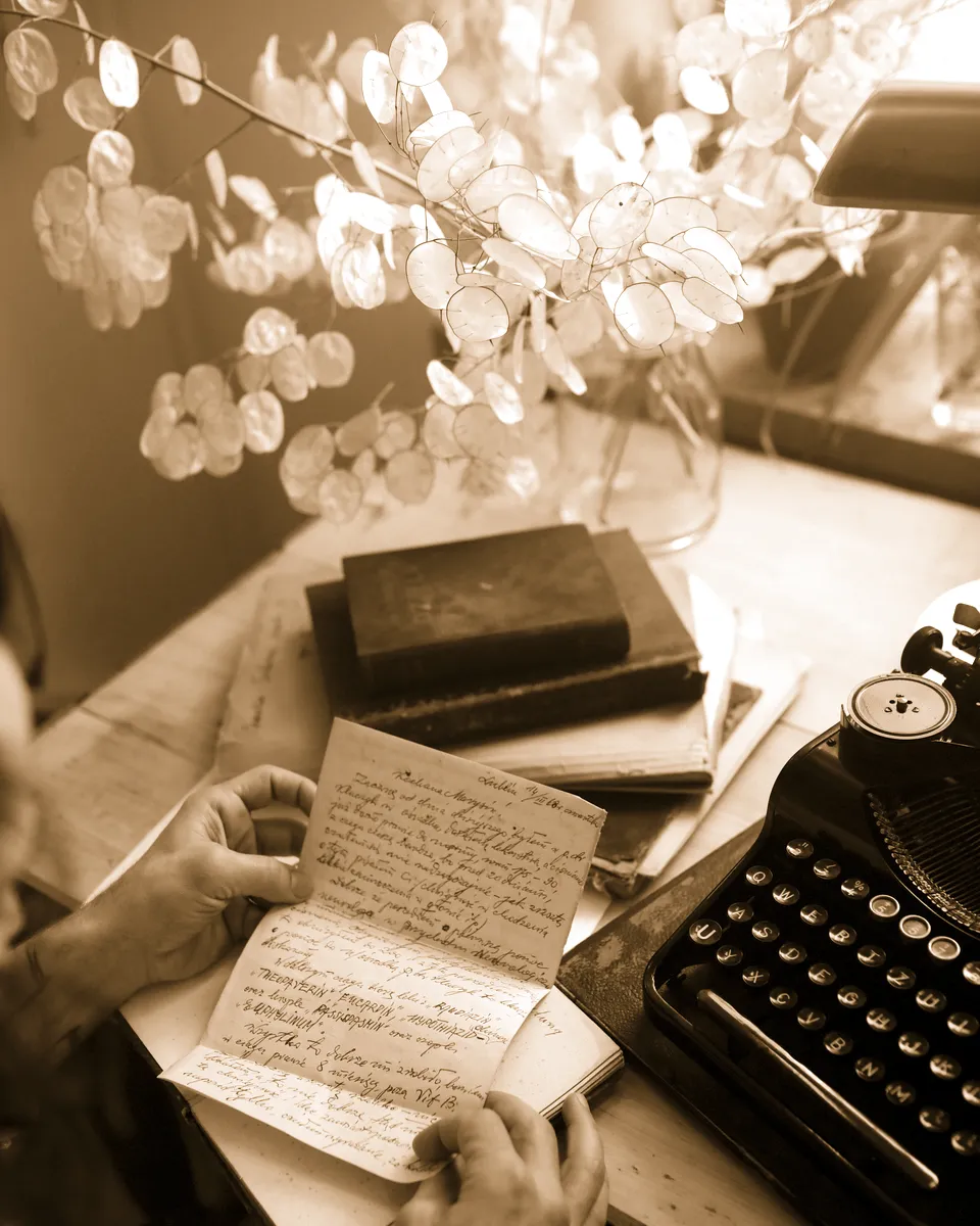 Un manuscrit manuscrit relu à la main, près d'une machine à écrire.
